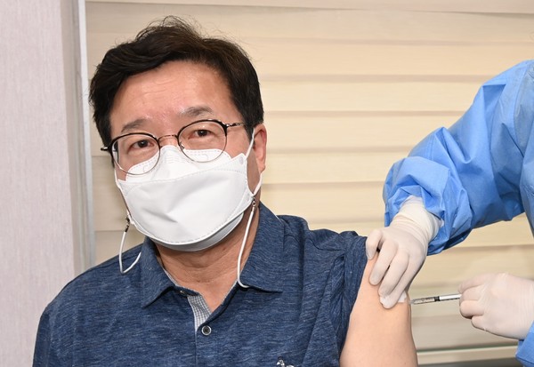 사진은 염태영 시장이 지난 6일 오후 팔달구보건소에서 백신을 접종받고 있는 모습. (사진=염태영 수원시장 페이스북)