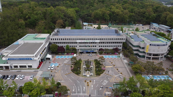 안산시는 13일 상록구 사이동 소재 준공업단지 공동체 활성화 거점공간으로 조성된 사이동 마을관리소의 야외 개소식을 열었다. 사진은 안산시청 전경. (사진=중앙신문DB)