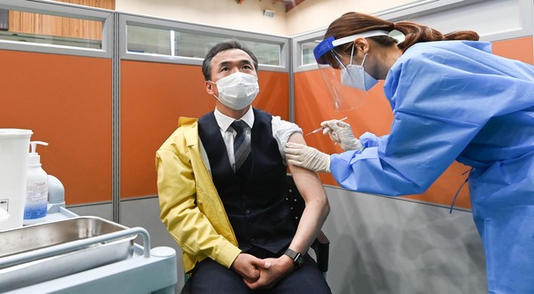 사진은 이항진 여주시장이 14일 오전 9시에 여주실내체육관에 설치된 예방접종센터에서 1차 현장대응요원 280번째 접종자로 분류돼 코로나19 아스트라제네카 백신을 맞았다. (사진제공=여주시청)