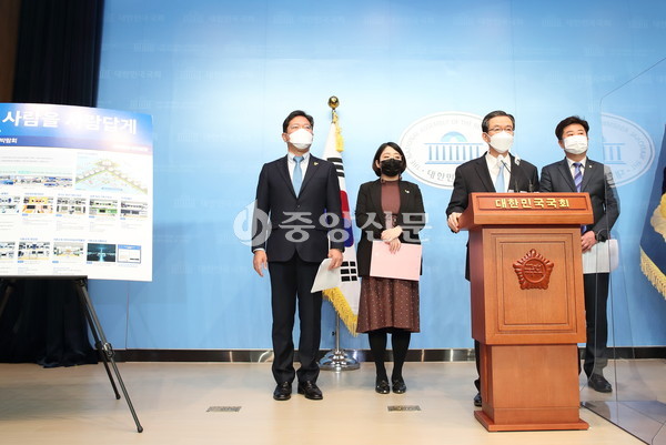 14일 오전 국회 소통관에서 열린 2021 대한민국 기본소득 박람회에서 정성호(자문위원장) 국회의원이 발언하고 있다. (사진제공=경기도청)