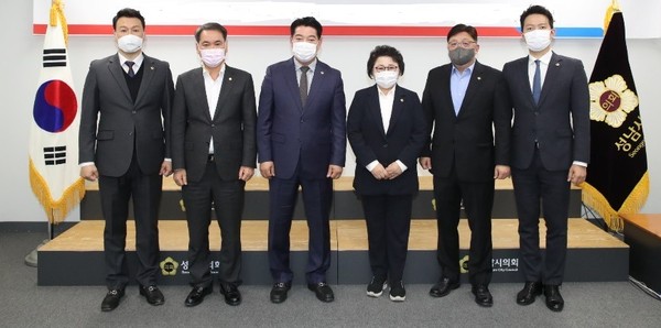 성남시의회 국민의힘 측이 지역 공직자 전반에 대한 투기 의혹 진상 조사에 나서기로 했다. 사진은 성남시의회 국민의힘 대표단. (사진제공=성남시의회)