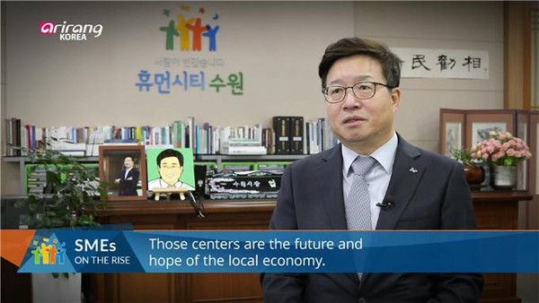 염태영 시장이 TV방송용홍보영상에서 창업·중소업체를 소개하고 있다. (사진제공=수원시청)