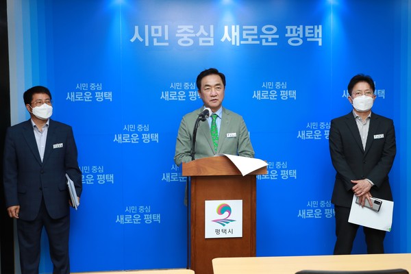 평택시는 15일 종합상황실에서 정장선 시장 주재로 각 실·국·소장 등 18명이 참석한 가운데 쌍용자동차의 기업회생 절차 개시 대책을 논의했다. (사진제공=평택시청)