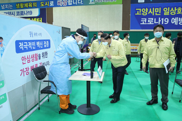 고양시는 덕양구 어울림누리 체육관에 ‘고양시 코로나19 안심 예방접종센터’를 개소했다고 15일 밝혔다. (사진제공=고양시청)
