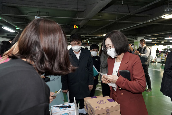 은수미 성남시장은 20일 이마트분당점 6층에 있는 성남자원순환가게를 방문해 현장의 시민자원순환활동가들과 관계자를 격려했다. (사진제공=성남시청)
