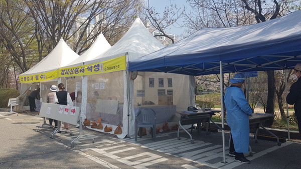 질병관리청 중앙방역대책본부 21일 0시 기준, 국내 발생 신규 확진자는 692명, 해외유입 사례는 39명 포함 731명이 확인돼 총 누적 확진자 수는 11만 5926명(해외유입 8061명)이라고 밝혔다. 사진은 하남시에 설치된 임시 선별검사소. (사진=중앙신문DB)