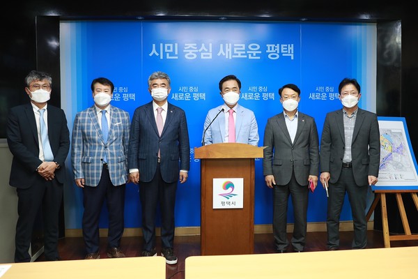 평택시는 22일 언론브리핑을 통해 브레인시티 일반산업단지 내 대학교 용지에 대해 ‘대학 및 반도체 산학연구소’의 적극적인 유치계획을 밝혔다. 좌측부터 중흥그룹 양순길 전무, 브레인시티PFV 김수우 대표, 중흥그룹 정원주 부회장, 정장선 평택시장, 평택도시공사 김재수 사장, 평택시 한병수 기획항만경제실장. (사진제공=평택시청)