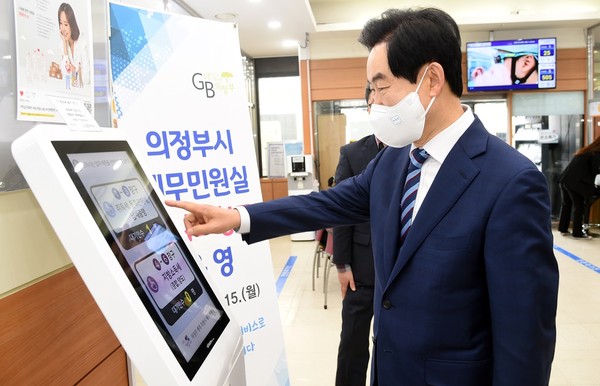 의정부시는 전국 최초로 2021년 2월 15일부터 세무민원실 하나로 창구를 시행해 취득세, 등록면허세 등 각각 나눠져 있던 업무를 하나로 통합해 운영하고 있다. 사진은 안병용 의정부시장이 민원대기 순번시스템을 둘러보고 있는 모습. (사진제공=의정부시청)