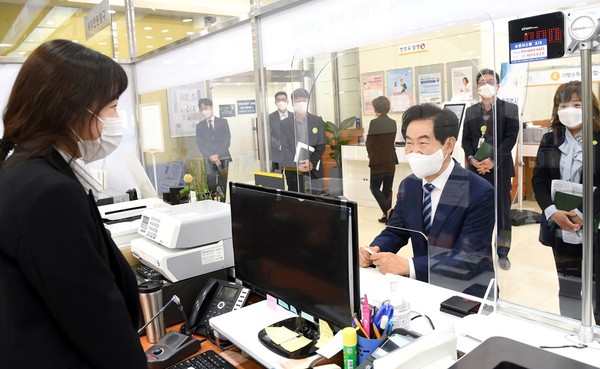 안병용 의정부시장이 세무민원실 하나로창구를 이용하고 있다. (사진제공=의정부시청)