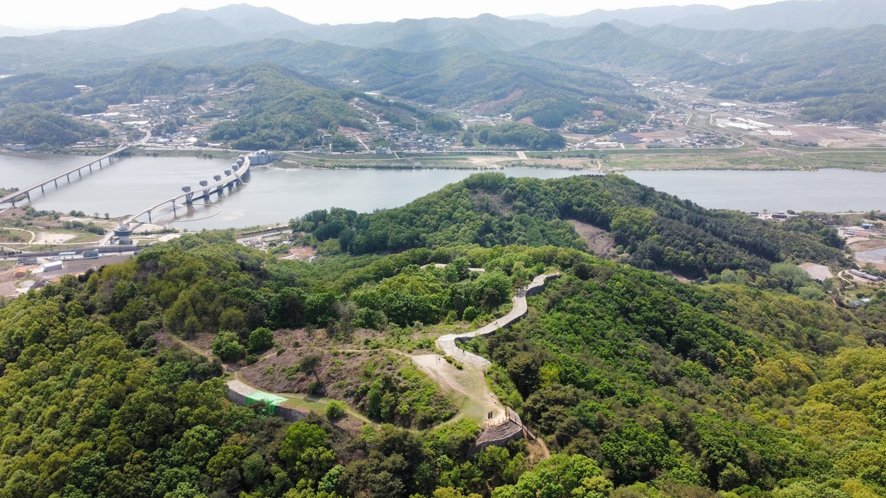 사적 제251호인 여주시 대신면 천서리 산 8-10번지 파사산 일대의 파사성을 찾았다. 여주 파사성은 여주시 대신면 천서리 파사산 정상을 중심으로 둘러싸인 능선을 따라 쌓은 산성으로, 성의 일부가 남한강변 쪽으로 나와 있어 강줄기를 한눈에 볼 수 있다는 장점 때문에 상대를 제압하기 좋은 최고의 요새로 전해져 내려온다. 미세먼지 탓에 멀리 남한강이 흐릿하게 보인다. (사진=김광섭 기자)