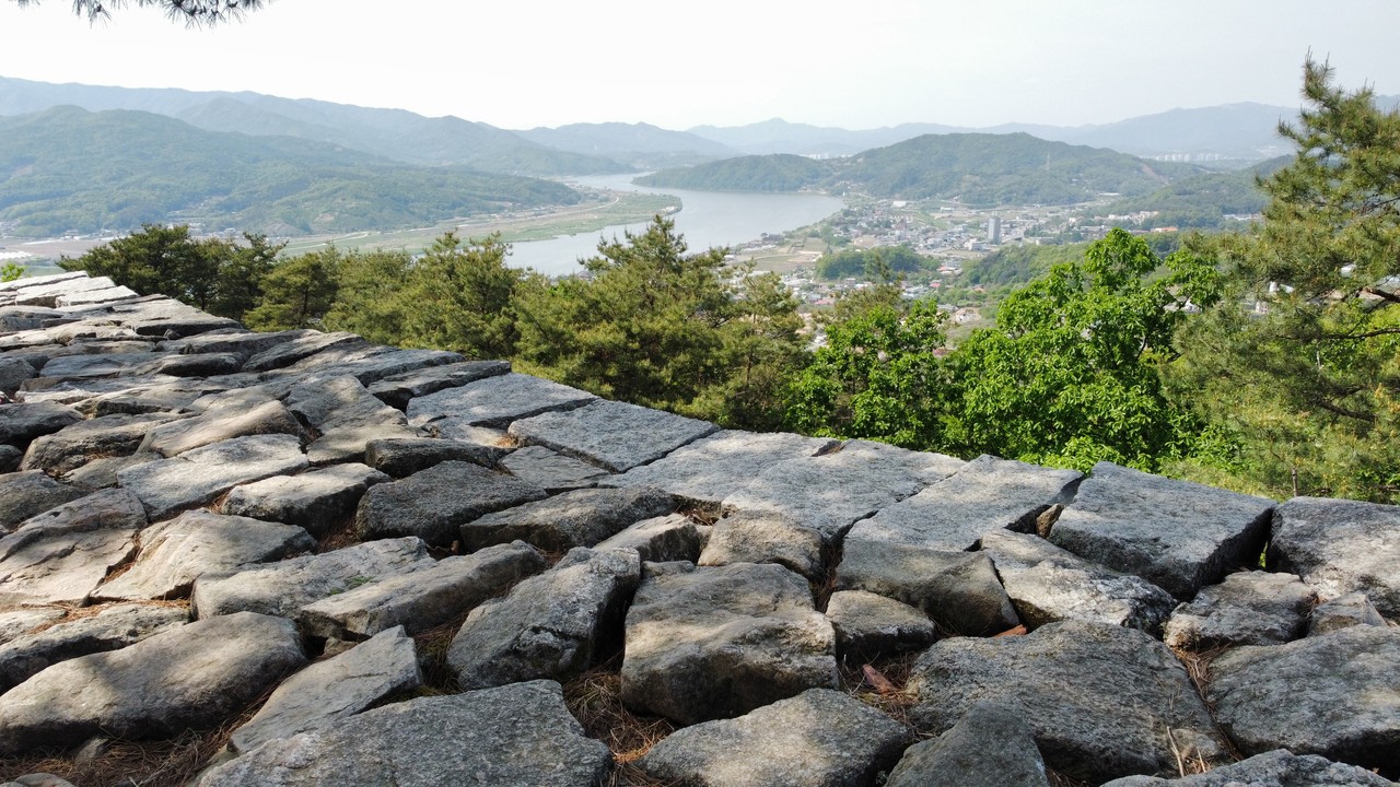 사적 제251호인 여주시 대신면 천서리 산 8-10번지 파사산 일대의 파사성을 찾았다. 여주 파사성은 여주시 대신면 천서리 파사산 정상을 중심으로 둘러싸인 능선을 따라 쌓은 산성으로, 성의 일부가 남한강변 쪽으로 나와 있어 강줄기를 한눈에 볼 수 있다는 장점 때문에 상대를 제압하기 좋은 최고의 요새로 전해져 내려온다. 미세먼지 탓에 멀리 남한강이 흐릿하게 보인다. (사진=김광섭 기자)