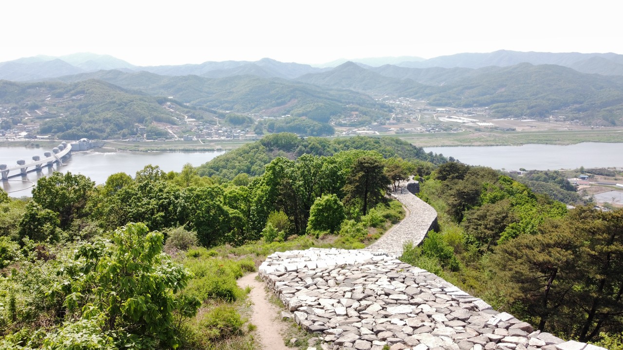 사적 제251호인 여주시 대신면 천서리 산 8-10번지 파사산 일대의 파사성을 찾았다. 여주 파사성은 여주시 대신면 천서리 파사산 정상을 중심으로 둘러싸인 능선을 따라 쌓은 산성으로, 성의 일부가 남한강변 쪽으로 나와 있어 강줄기를 한눈에 볼 수 있다는 장점 때문에 상대를 제압하기 좋은 최고의 요새로 전해져 내려온다. 미세먼지 탓에 멀리 남한강이 흐릿하게 보인다. (사진=김광섭 기자)