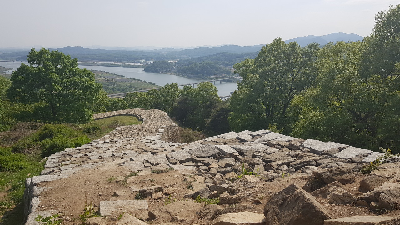 사적 제251호인 여주시 대신면 천서리 산 8-10번지 파사산 일대의 파사성을 찾았다. 여주 파사성은 여주시 대신면 천서리 파사산 정상을 중심으로 둘러싸인 능선을 따라 쌓은 산성으로, 성의 일부가 남한강변 쪽으로 나와 있어 강줄기를 한눈에 볼 수 있다는 장점 때문에 상대를 제압하기 좋은 최고의 요새로 전해져 내려온다. 미세먼지 탓에 멀리 남한강이 흐릿하게 보인다. (사진=김광섭 기자)