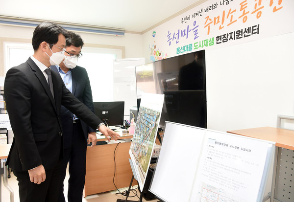 황범순 의정부시 부시장은 지난 22일 의정부시 가능동 731-1번지 일원에 위치한 ‘주민이 지켜낸 배려와 나눔의 삶터 흥선행복마을’ 현장을 방문했다. (사진제공=의정부시청)