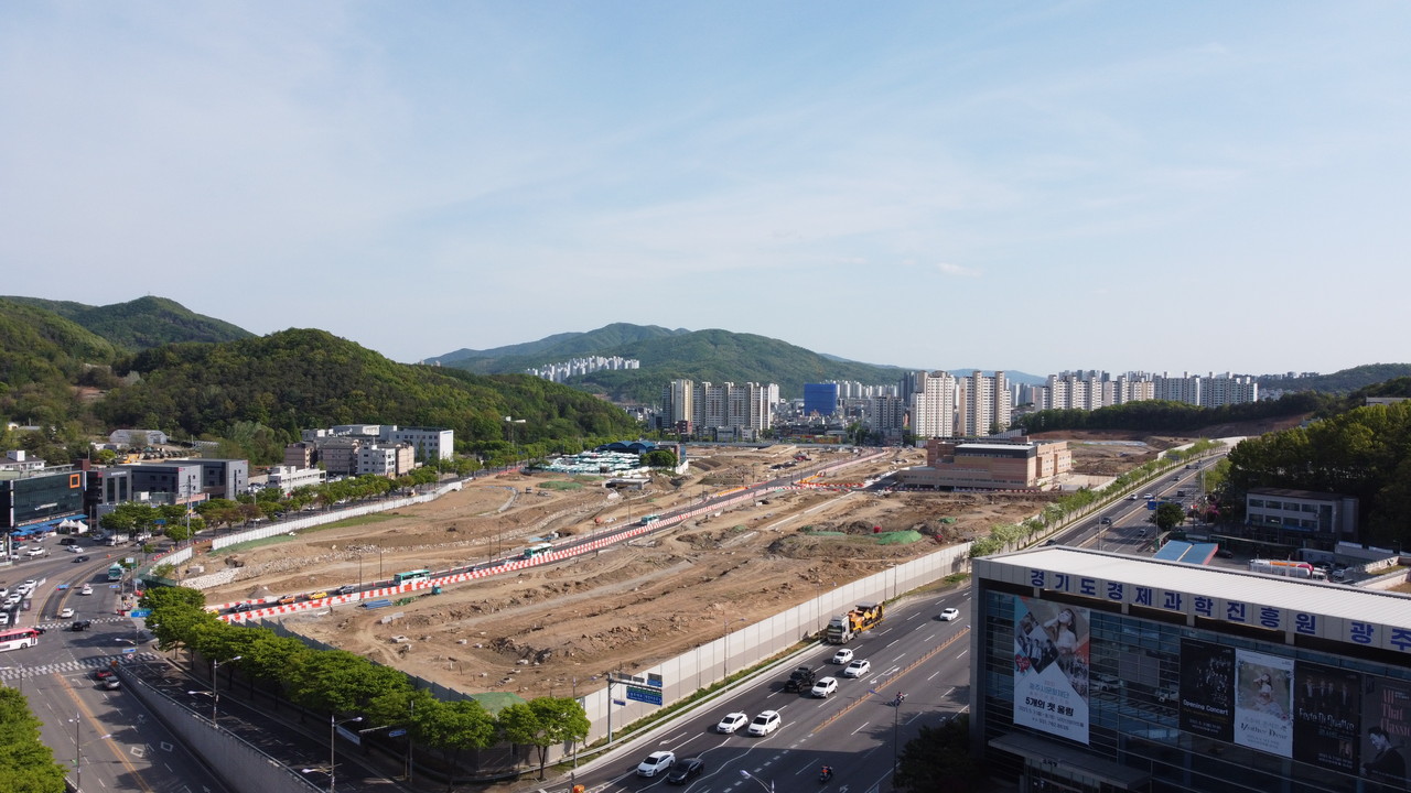 경기도가 재개발·재건축 민간 주택단지에 다양한 혜택을 제공해 공공임대주택 사업에 대한 참여를 유도, 민간 분양주택 일부를 기본주택으로 공급하는 방안을 추진한다. 사진은 광주시 택지 개발지. (사진=중앙신문DB)