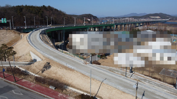 여주 영릉삼거리인 하동 31-7번지 일대에서 세종대교 남단을 연결하는 ‘세종대교 연결로 설치공사’가 올 4월 준공을 앞두고 있어 그동안 바로 앞 세종대교를 두고 우회했던 여주시 현암동과 오학동, 대신면 지역 주민들의 불편이 조만간 해소될 전망이다.(사진=김광섭 기자)