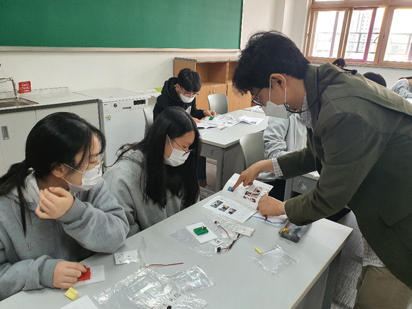 구리남양주교육지원청은 경기도교육청 융합교육정책과로부터 예산 지원을 받아 지난 17일부터 다음달 5월 15일까지 관내 7개 고등학교 105명의 학생을 대상으로 ‘2021 구리남양주 과학체험교실’을 진행한다. (사진제공=구리남양주교육청)
