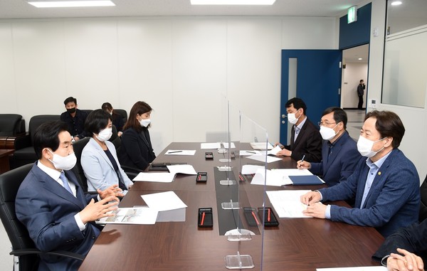 의정부시는 용현산업단지 내 중소기업지원센터를 개관해 지난 1월부터 운영에 들어가 관내 중소기업에 대한 다양한 행정지원을 하고 있다. 사진은 안병용 의정부시장이 중소기업지원센터를 방문해 관계자들과 대화하고 있는 모습. (사진제공=의정부시청)