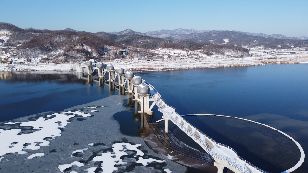 4일 오전 영하 7도를 보이고 있는 여주 남한강 이포보 백로알 위에 전날 내린 눈이 쌓여있다. (사진=김광섭 기자)