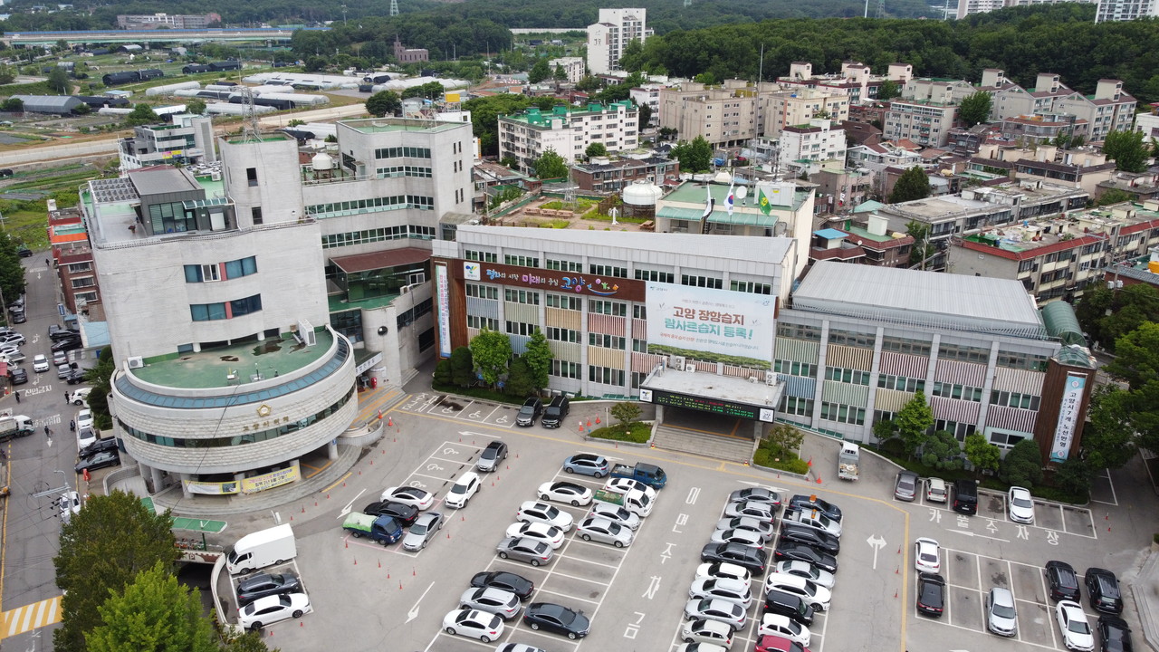 고양시는 전국 지자체 최초로 법무행정통합지원시스템 개발을 완료하고 1일부터 본격 상용화에 들어간다고 밝혔다. 사진은 고양시청 전경 (사진=중앙신문 DB)
