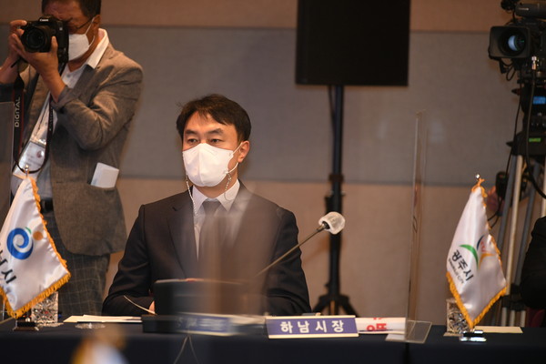 김상호 하남시장은 지난 28일 고양시 킨텍스 제1전시장에서 개최한 ‘경기도 시·군-한국토지주택공사(LH) 간 업무추진 관련 공동대응을 위한 간담회’에 참석해 각 지자체 별 각종 현안에 대한 다양한 의견과 협력 방안을 논의했다. (사진제공=하남시청)