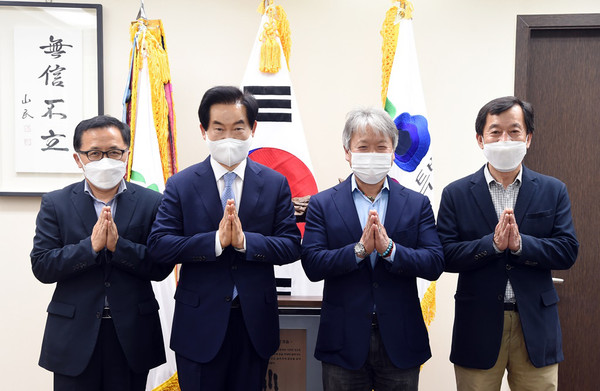 의정부시는 29일 산악인 엄홍길 대장 및 엄홍길휴먼재단 관계자들을 만나 원도봉국민체육센터 및 산악체험관(엄홍길 기념관) 건립사업에 대해 논의했다. (사진제공=의정부시청)