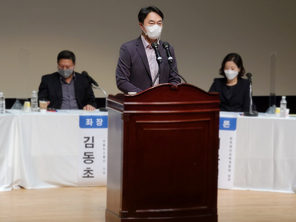 순수 NGO 성격의 민간단체인 '국민언론사랑 국민감시단'은 지난달 30일, '사이비언론 어떻게 개선해 나갈 것인가'라는 주제로 하남시문화예술회관 소극장에서 토론회를 개최했다. 사진은 토론회에 참석한 김상호 하남시장이 인삿말을 하고 있는 모습. (사진제공=하남시청)