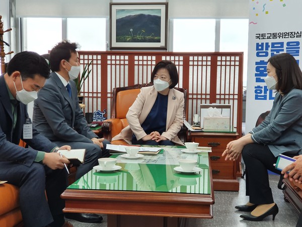 김종천 과천시장은 이소영 국회의원과 함께 국토교통 위원장인 더불어민주당 진선미 의원을 여의도 국회에서 만나 청사일대 주택공급에 대한 문제점과 과천시 대안을 설명하고 국토위 차원에서의 협조를 요청했다. (사진제공=과천시청)