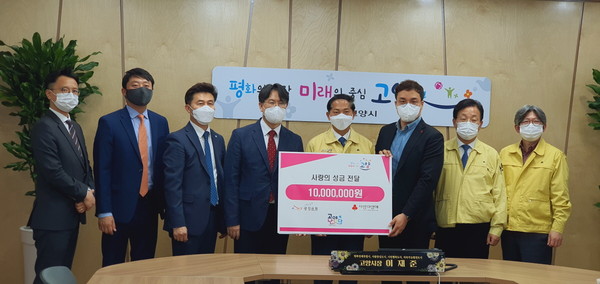 고양시는 ‘거룩한빛 광성교회’에서 코로나19 극복 희망 나눔을 위해 사랑의 성금 1000만원을 기부했다고 3일 밝혔다. (사진제공=고양시청)