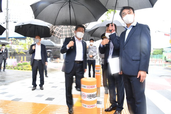 하남시는 지난 4일 전해철 행정안전부 장관이 어린이 보호구역 개선사업 우수사례로 선정된 신장동 하남유치원 일원 현장을 방문하고 어린이 교통사고 예방을 위한 간담회를 가졌다. (사진제공=하남시청)