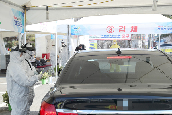 고양시는 인사혁신처와 행정안전부가 공동 주최한 ‘제1회 적극행정 유공포상’에 최고상인 ‘녹조근정훈장’과 ‘대통령표창’ 수상자를 각각 배출했다고 17일 밝혔다. 사진은 고양 안심카 선별진료소. (사진제공=고양시청)