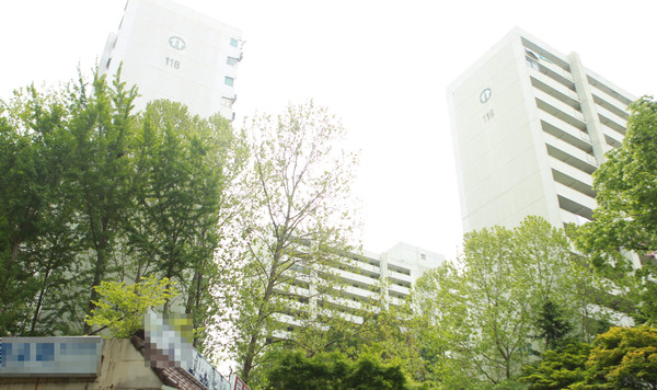 성남시 은행주공아파트 단지 내 매립우수관 철저 및 이설을 요구하고 나섰다. (사진=장은기 기자)