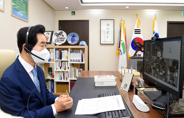 의정부시는 6일 스마트영상회의 시스템을 이용하여 5월 확대간부회의를 개최하고 현안사항을 공유했다. (사진제공=의정부시청)