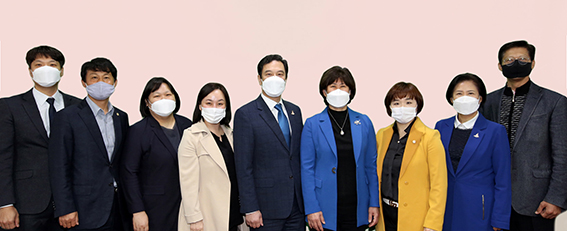 제8대 하남시의회 의원들이 개원 30주년을 맞아 ‘미래 5대 비전’을 발표하고 창의적이고 혁신적인 의정활동을 선보일 것을 약속했다. 사진 왼쪽부터 오지훈, 정병용, 이영아, 박진희, 강성삼 부의장, 방미숙 의장, 김은영, 김낙주, 이영준 의원. (사진제공=하남시의회)