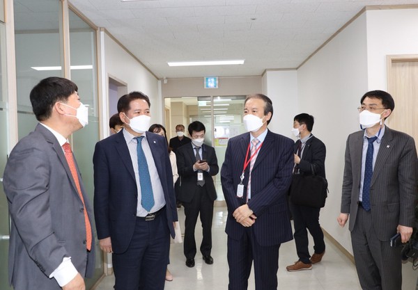 안양시는 지난해 8월 ‘안양형뉴딜’을 첫 발표한 이래 청년뉴딜 분야를 중심으로 박차를 가하며 내실을 기하고 있다. 사진은 최대호 안양시장이 기업체를 방문해 격려하고 있는 모습. (사진제공=안양시청)