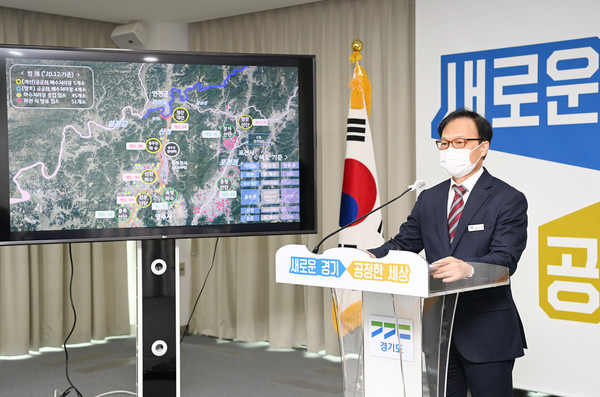 10일 오전 북부청에서 류인권 균형발전기획실장이 북부청사에서 한탄강 색도 개선 종합대책관련 온라인 기자회견을 했다. (사진제공=경기도청)