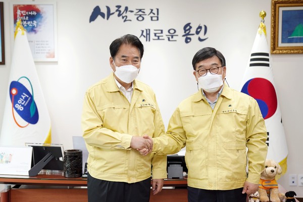 신동헌 광주시장은 11일 용인시청 시장실에서 백군기 용인시장을 만나 경강선 연장 사업이 제4차 국가철도망 구축계획에 포함될 수 있도록 적극 노력키로 협의했다. (사진제공=광주시청)