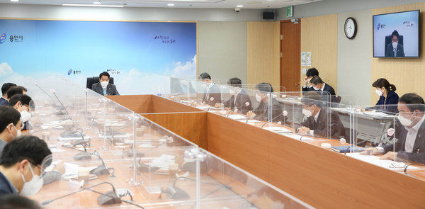 백군기 용인시장은 11일 시정전략회의를 열고, 국토교통부가 상반기 중 발표 예정인 ‘제5차 국도·국지도 건설 5개년 계획’에 용인시가 신청한 노선이 최대한 반영될 수 있도록 총력 기울여 대응하라고 지시했다. (사진제공=용인시청)