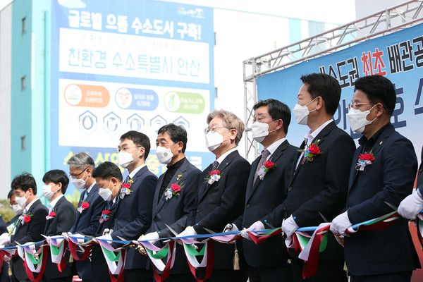11일 오후 안산시 초지동 수소e로움 충전소에서 열린 테이프 커팅식에서 이재명 도지사, 전해철 행정안전부장관, 윤화섭 안산시장, 김철민·고영인·김남국 국회의원, 최임락 국토교통부 도시정책관, 안세창 수도권대기환경청 청장, 박재현 한국수자원공사 사장, 전영진 한국가스공사 경기지역본부장, 이성재 SPG수소 회장, 이한승 한양대학교 부총장 등이 기념촬영을 하고 있다. (사진제공=경기도청)