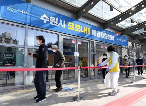 질병관리청 중앙방역대책본부는 16일 0시 기준, 국내 발생 신규 확진자는 652명, 해외유입 사례 21명 포함 673명이 확인돼 총 누적 확진자 수는 11만 2789명(해외유입 7931명)이라고 밝혔다. 사진은 수원시 코로나19 예방접종센터. (사진제공=수원시청)