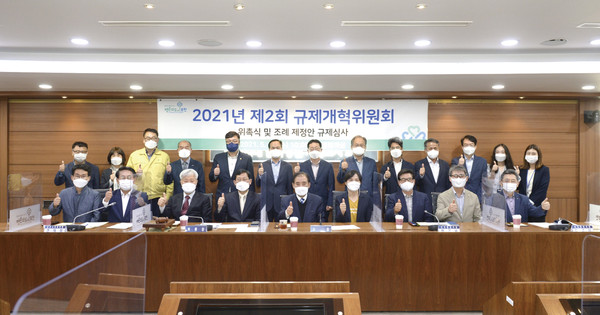 포천시는 12일 시정 회의실에서 ‘제2회 포천시 규제개혁위원회’를 개최한 가운데 신규 위원 3명과 재위촉 위원 7명에게 위촉장 수여를 했다. (사진제공=포천시청)
