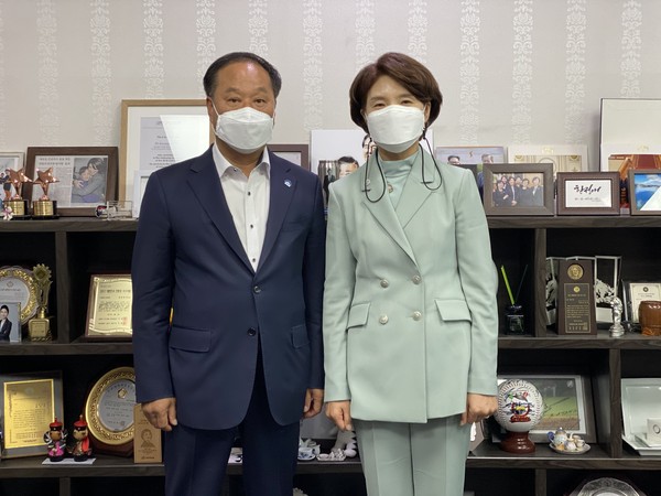 정동균 양평군수는 12일 한정애 환경부장관을 만나 양서면 양수리 일원의 지역현안사항에 대해 설명하고 환경부와 환경유역환경청의 적극적인 관심과 지원을 요청했다. (사진제공=양평군청)