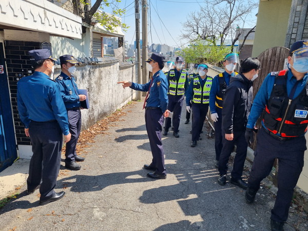 지난 4월 8일 수원시와 경찰 관계자들이 수원팔달경찰서 부지를 찾아 합동 현장 점검을 진행하고 있다. (사진제공=수원시청)