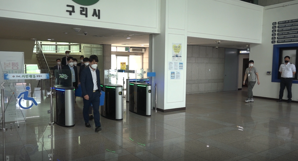 부동산 투기 혐의를 받고 있는 구리시청 공무원들을 수사하고 있는 경찰이 지난 14일 오전 9시부터 오후 3시까지 약 6시간에 걸쳐 시청을 압수수색하고 있다. (사진=한승목 기자)