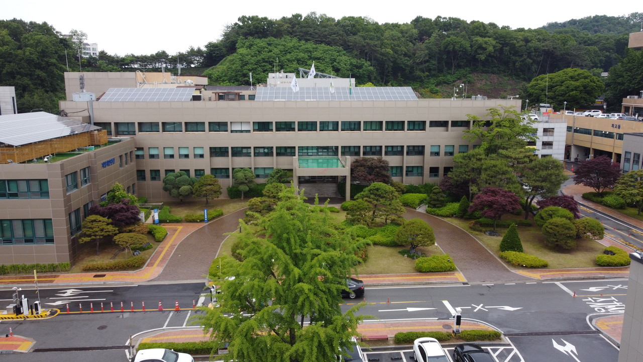 파주시 ‘시민행복 지킴이 사회복지사’ 2명이 반찬배달 중 조현병을 앓는 딸의 치매노인학대 현장을 발견하고 관할 행정복지센터에 상황을 전달하는 등 모녀를 분리하고 딸을 정신병원에 입소시켰다. 사진은 파주시청 전경. (사진=중앙신문DB)