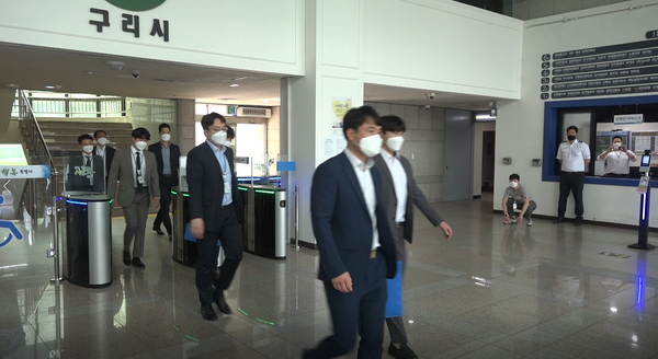 부동산 투기 혐의를 받고 있는 구리시청 공무원들을 수사하고 있는 경찰이 시청을 압수수색하고 있다. 경찰은 구리시에 조성되는 물류단지 개발정보를 미리 알아내고 땅을 매입한 혐의로 수사 중이다. (사진=한승목 기자)