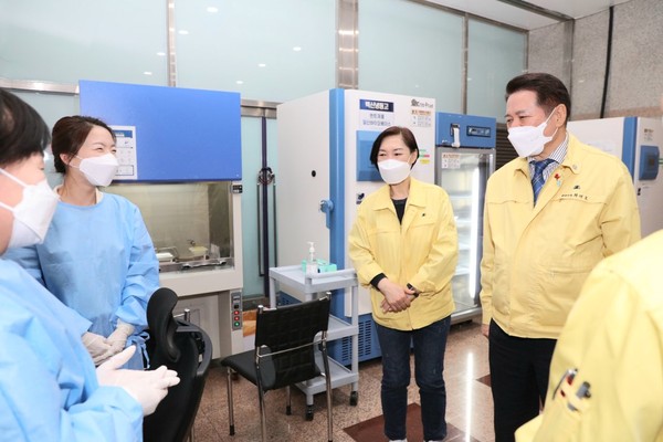 안양시가 장기화 되고 있는 코로나19 위기 속 일상 회복을 위한 2021 혁신실행계획을 마련해 추진한다. 사진은 최대호 안양시장이 보건소 직원들을 격려하고 있는 모습. (사진제공=안양시청)
