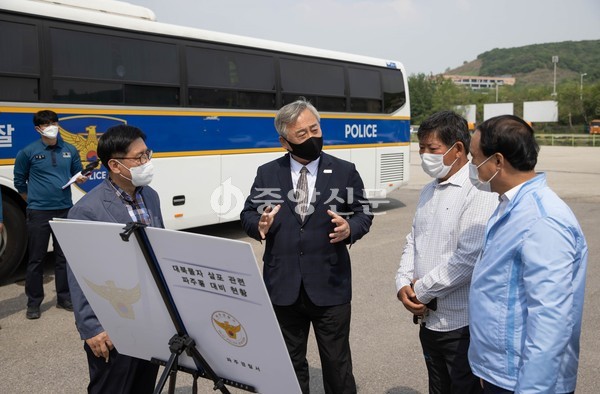 지난 14일 오후 파주 통일동산에서 경기도 이재강평화부지사가 대북전단 관련 긴급 현장점검을 하고 있다.  (사진제공=경기도청)