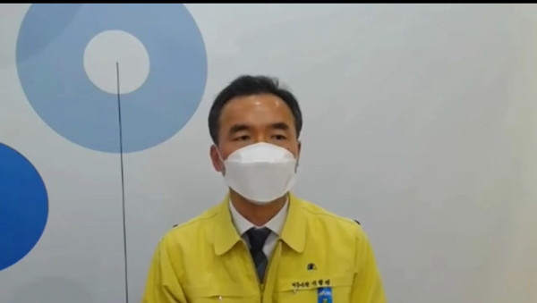 이항진 여주시장은 17일 오전 여주시청에서 온라인 기자회견을 통해 “최근 공직자가 코로나19에 감염돼 시민들께 큰 우려를 끼쳐 사과드린다”면서 “이번 행정명령 발령은, 지난 12일 확진자의 감염 경로를 파악하던 중 기존 방역 시스템의 사각지대에 대응하기 위한 것”이라고 설명하고 있다. (사진=이항진 여주시장 페이스북)