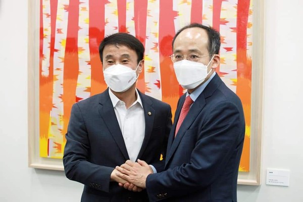 더불어민주당 한병도 원내수석부대표(왼쪽)와 국민의힘 추경호 원내수석부대표는 18일 오전 국회에서 만나 김오수 검찰총장 후보자에 대한 인사청문회 일정 등에 합의했다. (사진=추경호 국회의원 페이스북)